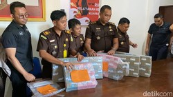 Penampakan Uang Rp 2,8 Miliar di Kasus Narkoba Bekas Kapolres Bima Kota
