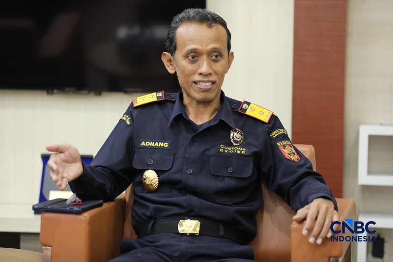 Aktivitas bongkar muat di di posko Bea dan Cukai Terminal Petikemas (TPK) Koja, Tanjung Priok, Jakarta, Rabu (17/6). (CNBC Indonesia/Tri Susilo)