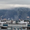 Kepulan asap tebal disertai kobaran api membubung dari kilang minyak setelah apa yang menurut pihak berwenang merupakan serangan pesawat tak berawak Ukraina dalam konflik Rusia-Ukraina, di Moskow, Rusia, 18 Juni 2026, dalam gambar yang diperoleh dari
