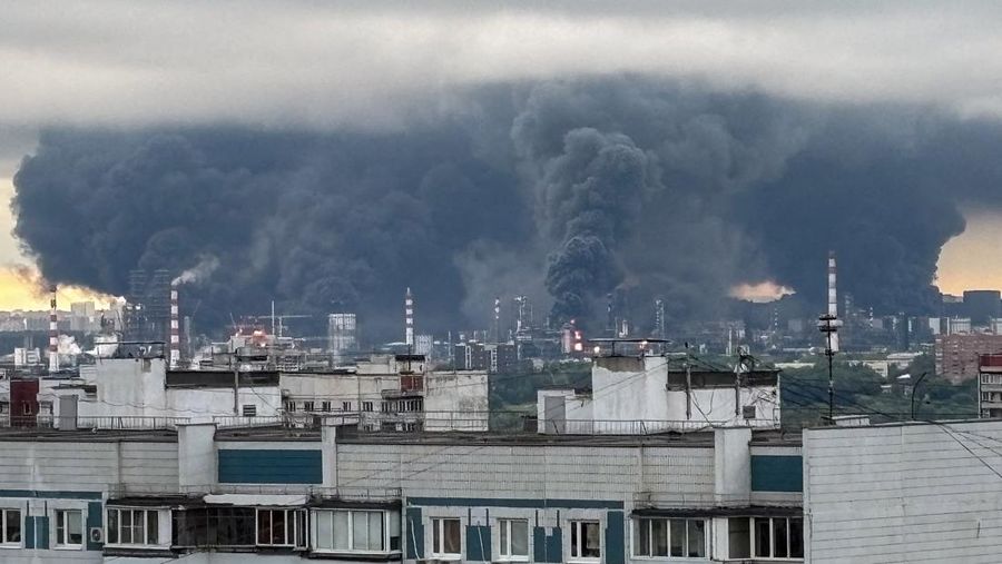 Kepulan asap tebal disertai kobaran api membubung dari kilang minyak setelah apa yang menurut pihak berwenang merupakan serangan pesawat tak berawak Ukraina dalam konflik Rusia-Ukraina, di Moskow, Rusia, 18 Juni 2026, dalam gambar yang diperoleh dari