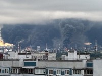 Kepulan asap tebal disertai kobaran api membubung dari kilang minyak setelah apa yang menurut pihak berwenang merupakan serangan pesawat tak berawak Ukraina dalam konflik Rusia-Ukraina, di Moskow, Rusia, 18 Juni 2026, dalam gambar yang diperoleh dari