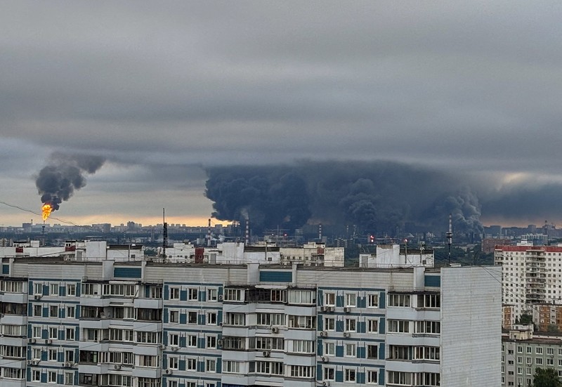 Kepulan asap tebal disertai kobaran api membubung dari kilang minyak setelah apa yang menurut pihak berwenang merupakan serangan pesawat tak berawak Ukraina dalam konflik Rusia-Ukraina, di Moskow, Rusia, 18 Juni 2026, dalam gambar yang diperoleh dari media sosial ini. (SOCIAL MEDIA/via REUTERS)