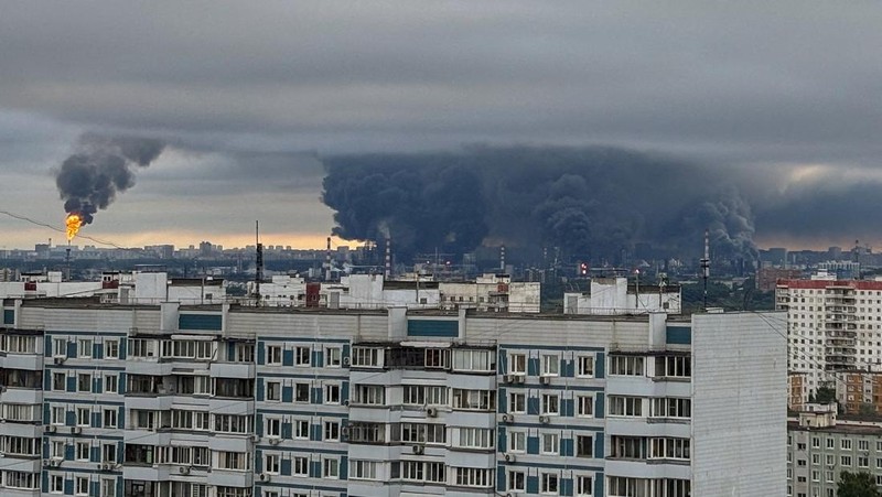 Kepulan asap tebal disertai kobaran api membubung dari kilang minyak setelah apa yang menurut pihak berwenang merupakan serangan pesawat tak berawak Ukraina dalam konflik Rusia-Ukraina, di Moskow, Rusia, 18 Juni 2026, dalam gambar yang diperoleh dari