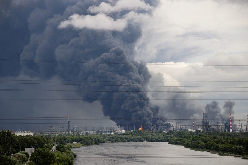 Kepulan asap tebal disertai kobaran api membubung dari kilang minyak setelah apa yang menurut pihak berwenang merupakan serangan pesawat tak berawak Ukraina dalam konflik Rusia-Ukraina, di Moskow, Rusia, 18 Juni 2026, dalam gambar yang diperoleh dari media sosial ini. (SOCIAL MEDIA/via REUTERS)