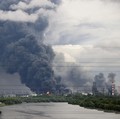 Kepulan asap tebal disertai kobaran api membubung dari kilang minyak setelah serangan pesawat tak berawak Ukraina dalam konflik Rusia-Ukraina, di Moskow, Rusia, 18 Juni 2026, dalam gambar yang diperoleh dari media sosial ini. (SOCIAL MEDIA/via REUTER