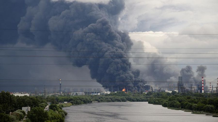 Kepulan asap tebal disertai kobaran api membubung dari kilang minyak setelah serangan pesawat tak berawak Ukraina dalam konflik Rusia-Ukraina, di Moskow, Rusia, 18 Juni 2026, dalam gambar yang diperoleh dari media sosial ini.