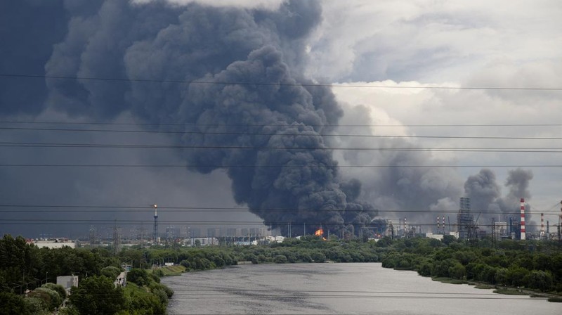 Kepulan asap tebal disertai kobaran api membubung dari kilang minyak setelah serangan pesawat tak berawak Ukraina dalam konflik Rusia-Ukraina, di Moskow, Rusia, 18 Juni 2026, dalam gambar yang diperoleh dari media sosial ini.
