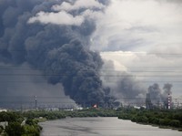 Kepulan asap tebal disertai kobaran api membubung dari kilang minyak setelah serangan pesawat tak berawak Ukraina dalam konflik Rusia-Ukraina, di Moskow, Rusia, 18 Juni 2026, dalam gambar yang diperoleh dari media sosial ini. (SOCIAL MEDIA/via REUTER
