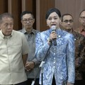 Ketua Dewan Komisioner Otoritas Jasa Keuangan (OJK), Friderica Widyasari Dewi saat menyampaikan keterangan pers di Jakarta, Kamis (18/6/2026). (Tangkapan Layar Youtube/Sin Po TV)