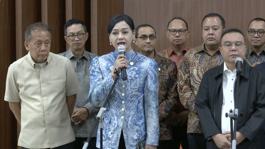 Ketua Dewan Komisioner Otoritas Jasa Keuangan (OJK), Friderica Widyasari Dewi saat menyampaikan keterangan pers di Jakarta, Kamis (18/6/2026). (Tangkapan Layar Youtube/Sin Po TV)