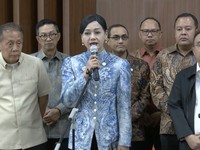 Ketua Dewan Komisioner Otoritas Jasa Keuangan (OJK), Friderica Widyasari Dewi saat menyampaikan keterangan pers di Jakarta, Kamis (18/6/2026). (Tangkapan Layar Youtube/Sin Po TV)