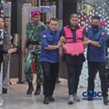 Foto: Ketua Yayasan Indonesia Food Security Review Glory Harimas Sihombing berjalan menuju mobil tahanan usai ditetapkan sebagai tersangka dalam kasus dugaan tindak pidana korupsi tata kelola program Makan Bergizi Gratis periode 2025-2026 di Gedung J