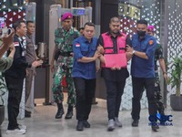 Foto: Ketua Yayasan Indonesia Food Security Review Glory Harimas Sihombing berjalan menuju mobil tahanan usai ditetapkan sebagai tersangka dalam kasus dugaan tindak pidana korupsi tata kelola program Makan Bergizi Gratis periode 2025-2026 di Gedung J