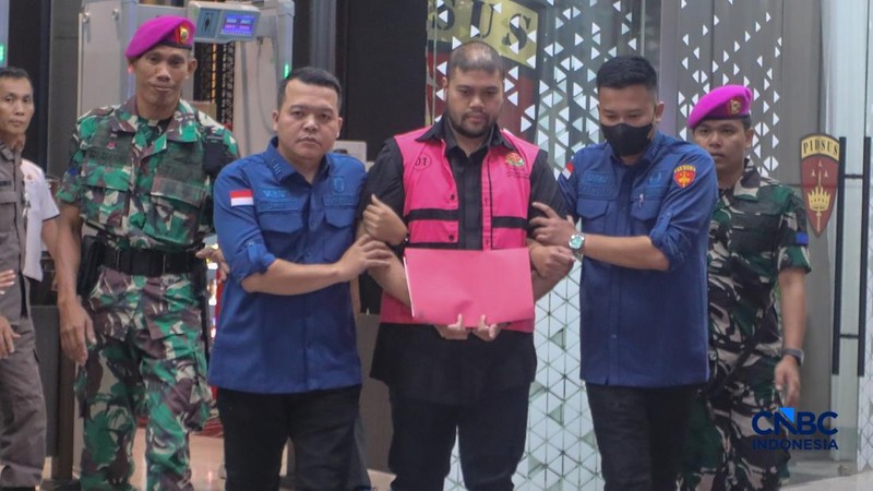 Ketua Yayasan Indonesia Food Security Review Glory Harimas Sihombing (GHS) berjalan menuju mobil tahanan usai ditetapkan sebagai tersangka dalam kasus dugaan tindak pidana korupsi tata kelola program MBG tahun 2025-2026 di Gedung Jampidsus Kejaksaan