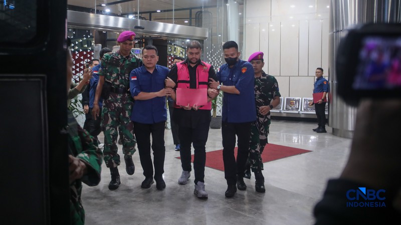 Ketua Yayasan Indonesia Food Security Review Glory Harimas Sihombing (GHS) berjalan menuju mobil tahanan usai ditetapkan sebagai tersangka dalam kasus dugaan tindak pidana korupsi tata kelola program MBG tahun 2025-2026 di Gedung Jampidsus Kejaksaan Agung (Kejagung), Jakarta, Kamis (18/6/2026) malam. (CNBC Indonesia/Faisal Rahman)