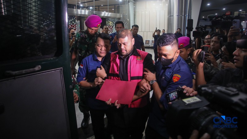 Ketua Yayasan Indonesia Food Security Review Glory Harimas Sihombing (GHS) berjalan menuju mobil tahanan usai ditetapkan sebagai tersangka dalam kasus dugaan tindak pidana korupsi tata kelola program MBG tahun 2025-2026 di Gedung Jampidsus Kejaksaan Agung (Kejagung), Jakarta, Kamis (18/6/2026) malam. (CNBC Indonesia/Faisal Rahman)