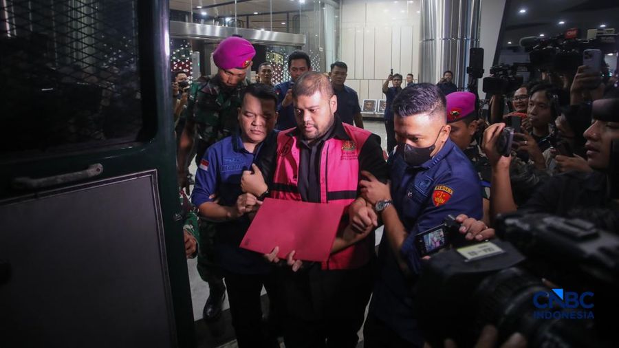 Ketua Yayasan Indonesia Food Security Review Glory Harimas Sihombing (GHS) melangkah menuju mobil tahanan usai ditetapkan sebagai tersangka dalam kasus dugaan tindak pidana korupsi tata kelola program MBG tahun 2025-2026 di Gedung Jampidsus Kejaksaan Agung (Kejagung), Jakarta, Kamis (18/6/2026) malam.