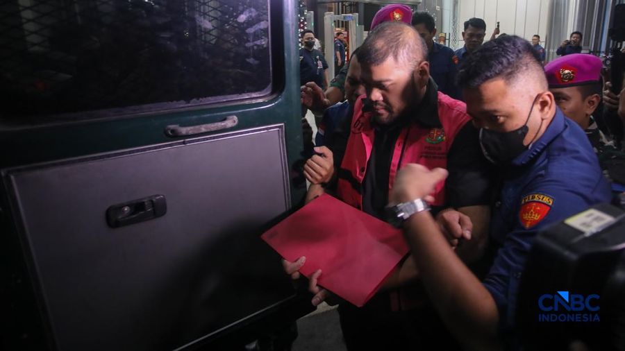Ketua Yayasan Indonesia Food Security Review Glory Harimas Sihombing (GHS) melangkah menuju mobil tahanan usai ditetapkan sebagai tersangka dalam kasus dugaan tindak pidana korupsi tata kelola program MBG tahun 2025-2026 di Gedung Jampidsus Kejaksaan Agung (Kejagung), Jakarta, Kamis (18/6/2026) malam.