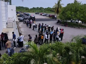 Momen Ribuan Warga Malaysia Antre 2 Km untuk Melamar Kerja