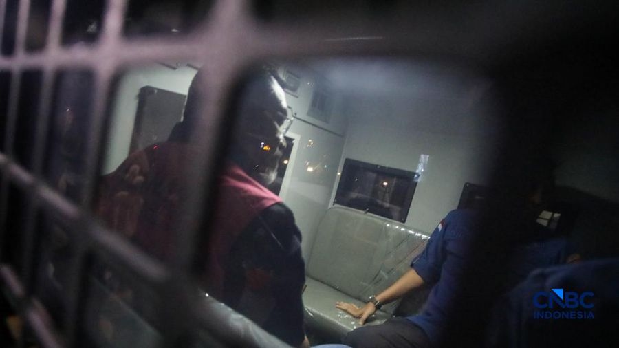 Mantan Wakil Kepala Badan Gizi Nasional (BGN) Sony Sonjaya melangkah menuju mobil tahanan usai menjalani pemeriksaan lanjutan sebagai tersangka kasus dugaan tindak pidana korupsi tata kelola program MBG tahun 2025-2026 di Gedung Jampidsus Kejaksaan Ag