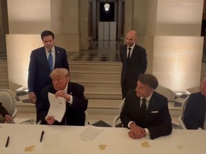 Momen Trump Teken MoU Damai dengan Iran Disaksikan Macron di Istana Versailles