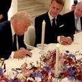 Presiden Amerika Serikat, Donald Trump, menandatangani Nota Kesepahaman Iran di Istana Versailles, Prancis, pada Rabu (17/6), sesaat sebelum menghadiri jamuan makan malam yang diselenggarakan oleh Presiden Prancis, Emmanuel Macron. (Tangkapan Layar V