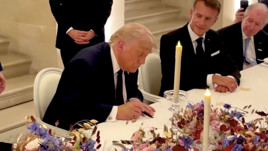 Presiden Amerika Serikat, Donald Trump, menandatangani Nota Kesepahaman Iran di Istana Versailles, Prancis, pada Rabu (17/6), sesaat sebelum menghadiri jamuan makan malam yang diselenggarakan oleh Presiden Prancis, Emmanuel Macron.