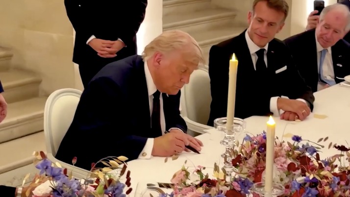 Presiden Amerika Serikat, Donald Trump, menandatangani Nota Kesepahaman Iran di Istana Versailles, Prancis, pada Rabu (17/6), sesaat sebelum menghadiri jamuan makan malam yang diselenggarakan oleh Presiden Prancis, Emmanuel Macron. (Tangkapan Layar V
