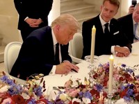 Presiden Amerika Serikat, Donald Trump, menandatangani Nota Kesepahaman Iran di Istana Versailles, Prancis, pada Rabu (17/6), sesaat sebelum menghadiri jamuan makan malam yang diselenggarakan oleh Presiden Prancis, Emmanuel Macron. (Tangkapan Layar V