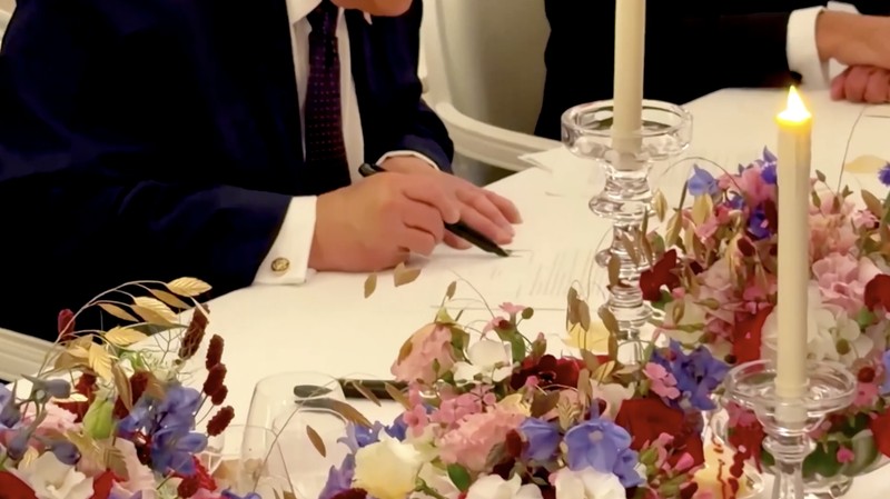 Presiden Amerika Serikat, Donald Trump, menandatangani Nota Kesepahaman Iran di Istana Versailles, Prancis, pada Rabu (17/6), sesaat sebelum menghadiri jamuan makan malam yang diselenggarakan oleh Presiden Prancis, Emmanuel Macron.