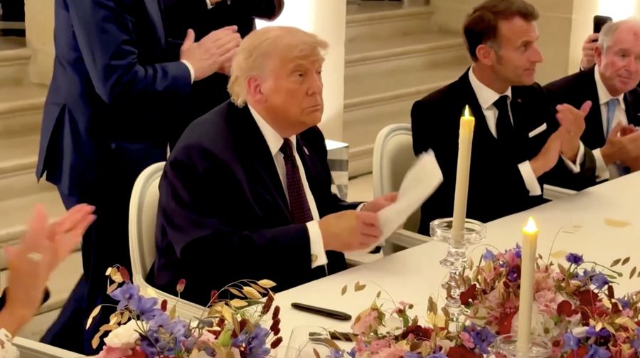 Presiden Amerika Serikat, Donald Trump, menandatangani Nota Kesepahaman Iran di Istana Versailles, Prancis, pada Rabu (17/6), sesaat sebelum menghadiri jamuan makan malam yang diselenggarakan oleh Presiden Prancis, Emmanuel Macron. (Tangkapan Layar V