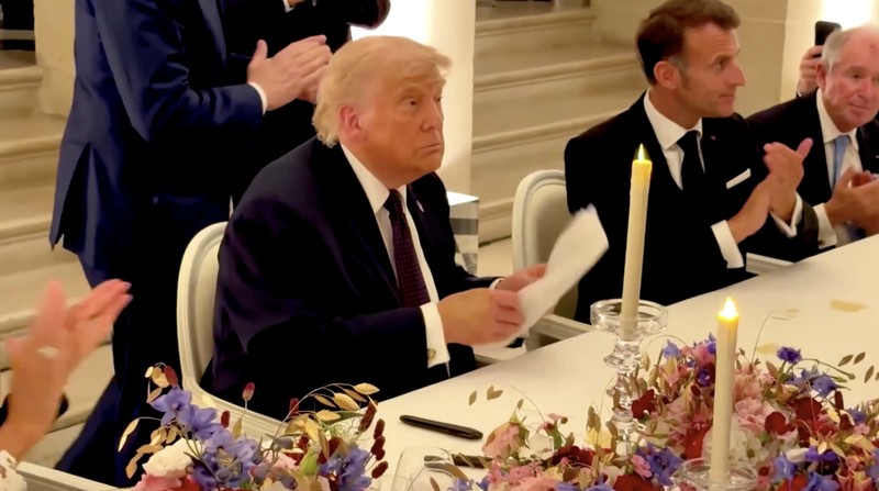Presiden Amerika Serikat, Donald Trump, menandatangani Nota Kesepahaman Iran di Istana Versailles, Prancis, pada Rabu (17/6), sesaat sebelum menghadiri jamuan makan malam yang diselenggarakan oleh Presiden Prancis, Emmanuel Macron. (Tangkapan Layar V