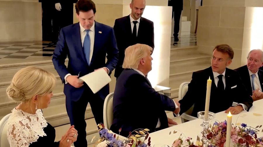Presiden Amerika Serikat, Donald Trump, menandatangani Nota Kesepahaman Iran di Istana Versailles, Prancis, pada Rabu (17/6), sesaat sebelum menghadiri jamuan makan malam yang diselenggarakan oleh Presiden Prancis, Emmanuel Macron.