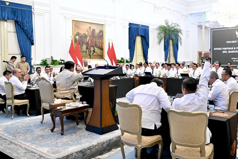 Presiden Prabowo Subianto menggelar pertemuan bersama jajaran Direksi dan Komisaris Himpunan Bank Milik Negara (Himbara) yaitu BRI, BNI, Bank Mandiri, BTN dan BSI di Istana Merdeka, Jakarta, Kamis (18/6/2026). (Instagram/sekretariat.kabinet)