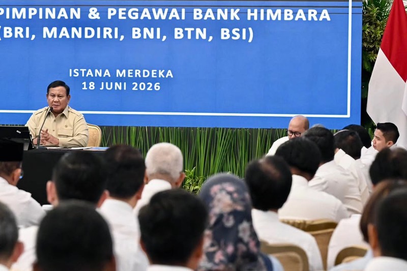 Presiden Prabowo Subianto menggelar pertemuan bersama jajaran Direksi dan Komisaris Himpunan Bank Milik Negara (Himbara) yaitu BRI, BNI, Bank Mandiri, BTN dan BSI di Istana Merdeka, Jakarta, Kamis (18/6/2026). (Instagram/sekretariat.kabinet)