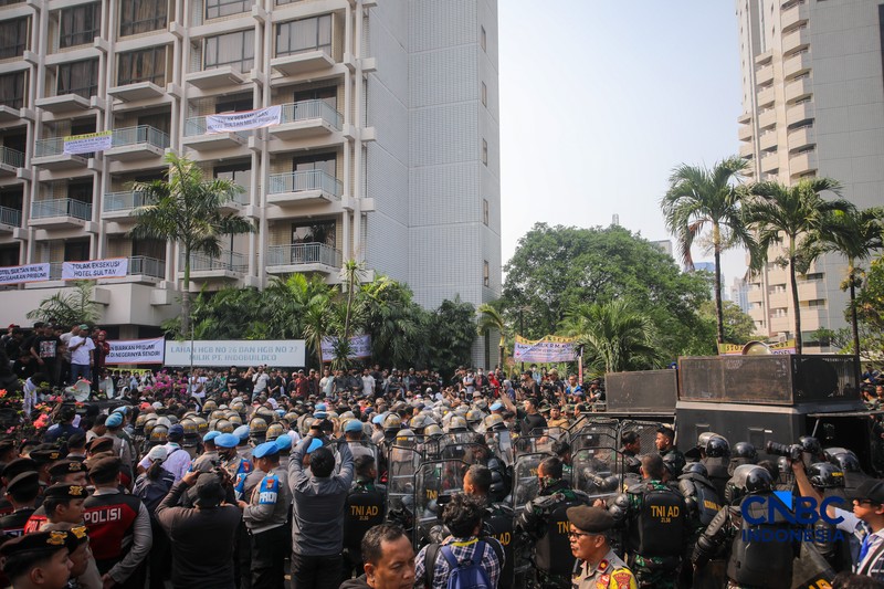 Proses eksekusi Hotel Sultan di kawasan Gelora Bung Karno, Jakarta, berakhir ricuh. (CNBC Indonesia/Faisal Rahman)