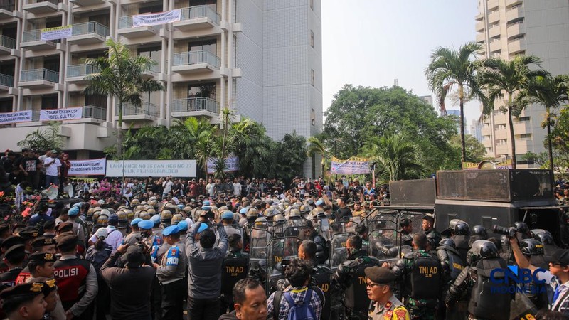 Proses eksekusi Hotel Sultan di kawasan Gelora Bung Karno, Jakarta, berakhir ricuh. (CNBC Indonesia/Faisal Rahman)