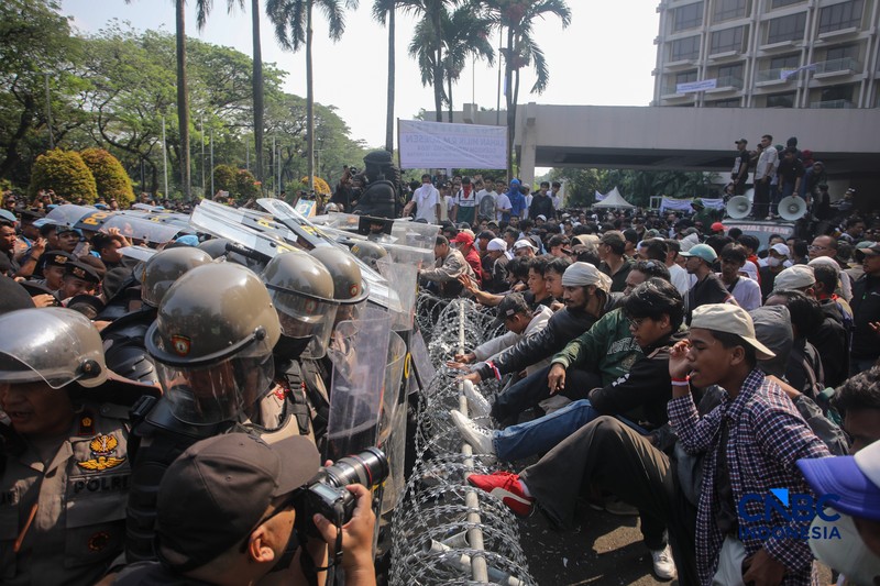 Proses eksekusi Hotel Sultan di kawasan Gelora Bung Karno, Jakarta, berakhir ricuh. (CNBC Indonesia/Faisal Rahman)