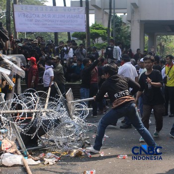 Proses eksekusi Hotel Sultan di kawasan Gelora Bung Karno, Jakarta, berakhir ricuh. (CNBC Indonesia/Faisal Rahman)