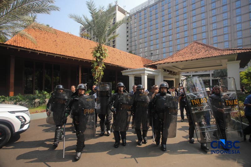 Proses eksekusi Hotel Sultan di kawasan Gelora Bung Karno, Jakarta, berakhir ricuh. (CNBC Indonesia/Faisal Rahman)
