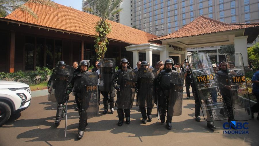 Proses eksekusi Hotel Sultan di kawasan Gelora Bung Karno, Jakarta, berakhir ricuh. (CNBC Indonesia/Faisal Rahman)