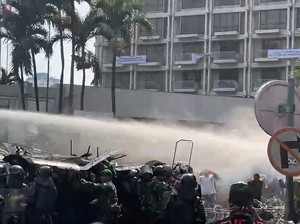 Video: Lemparan Batu Vs Water Cannon di Eksekusi Hotel Sultan!