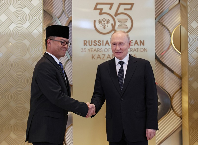 Russian President Vladimir Putin shakes hands with Indonesian Foreign Minister Sugiono during an official welcoming ceremony for the heads of delegations participating in the Russia-ASEAN Summit in Kazan, Russia June 17, 2026. REUTERS/Anastasia Barashkova