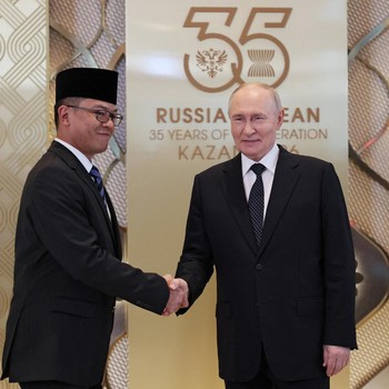 Russian President Vladimir Putin shakes hands with Indonesian Foreign Minister Sugiono during an official welcoming ceremony for the heads of delegations participating in the Russia-ASEAN Summit in Kazan, Russia June 17, 2026. REUTERS/Anastasia Baras