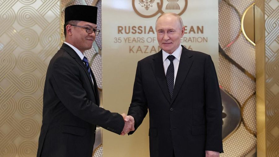 Russian President Vladimir Putin shakes hands with Indonesian Foreign Minister Sugiono during an official welcoming ceremony for the heads of delegations participating in the Russia-ASEAN Summit in Kazan, Russia June 17, 2026. REUTERS/Anastasia Baras