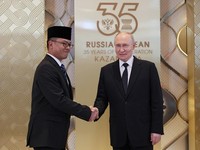 Russian President Vladimir Putin shakes hands with Indonesian Foreign Minister Sugiono during an official welcoming ceremony for the heads of delegations participating in the Russia-ASEAN Summit in Kazan, Russia June 17, 2026. REUTERS/Anastasia Baras