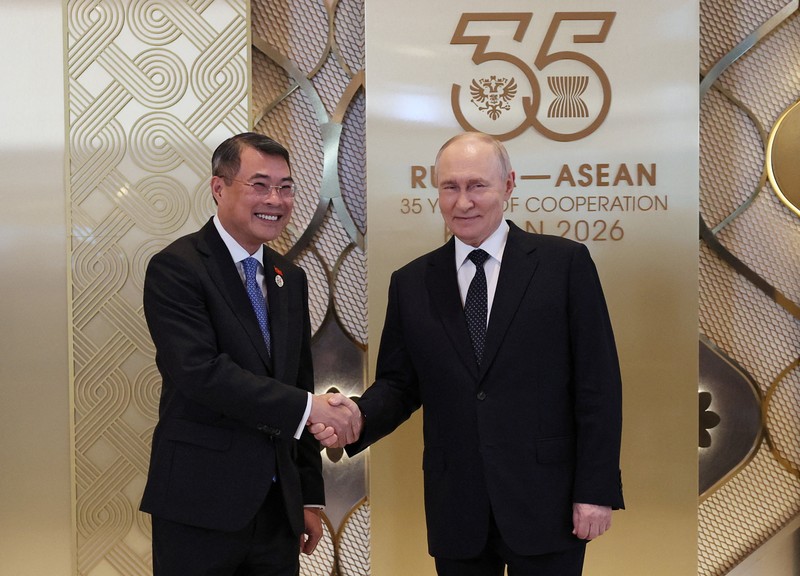 Russian President Vladimir Putin shakes hands with Indonesian Foreign Minister Sugiono during an official welcoming ceremony for the heads of delegations participating in the Russia-ASEAN Summit in Kazan, Russia June 17, 2026. REUTERS/Anastasia Barashkova