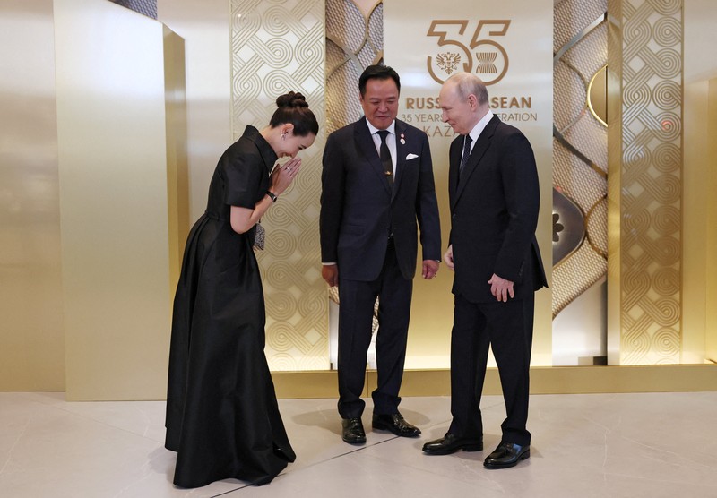 Russian President Vladimir Putin shakes hands with Indonesian Foreign Minister Sugiono during an official welcoming ceremony for the heads of delegations participating in the Russia-ASEAN Summit in Kazan, Russia June 17, 2026. REUTERS/Anastasia Barashkova