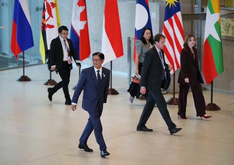 Russian President Vladimir Putin shakes hands with Indonesian Foreign Minister Sugiono during an official welcoming ceremony for the heads of delegations participating in the Russia-ASEAN Summit in Kazan, Russia June 17, 2026. REUTERS/Anastasia Barashkova