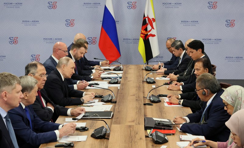 Russian President Vladimir Putin shakes hands with Indonesian Foreign Minister Sugiono during an official welcoming ceremony for the heads of delegations participating in the Russia-ASEAN Summit in Kazan, Russia June 17, 2026. REUTERS/Anastasia Barashkova